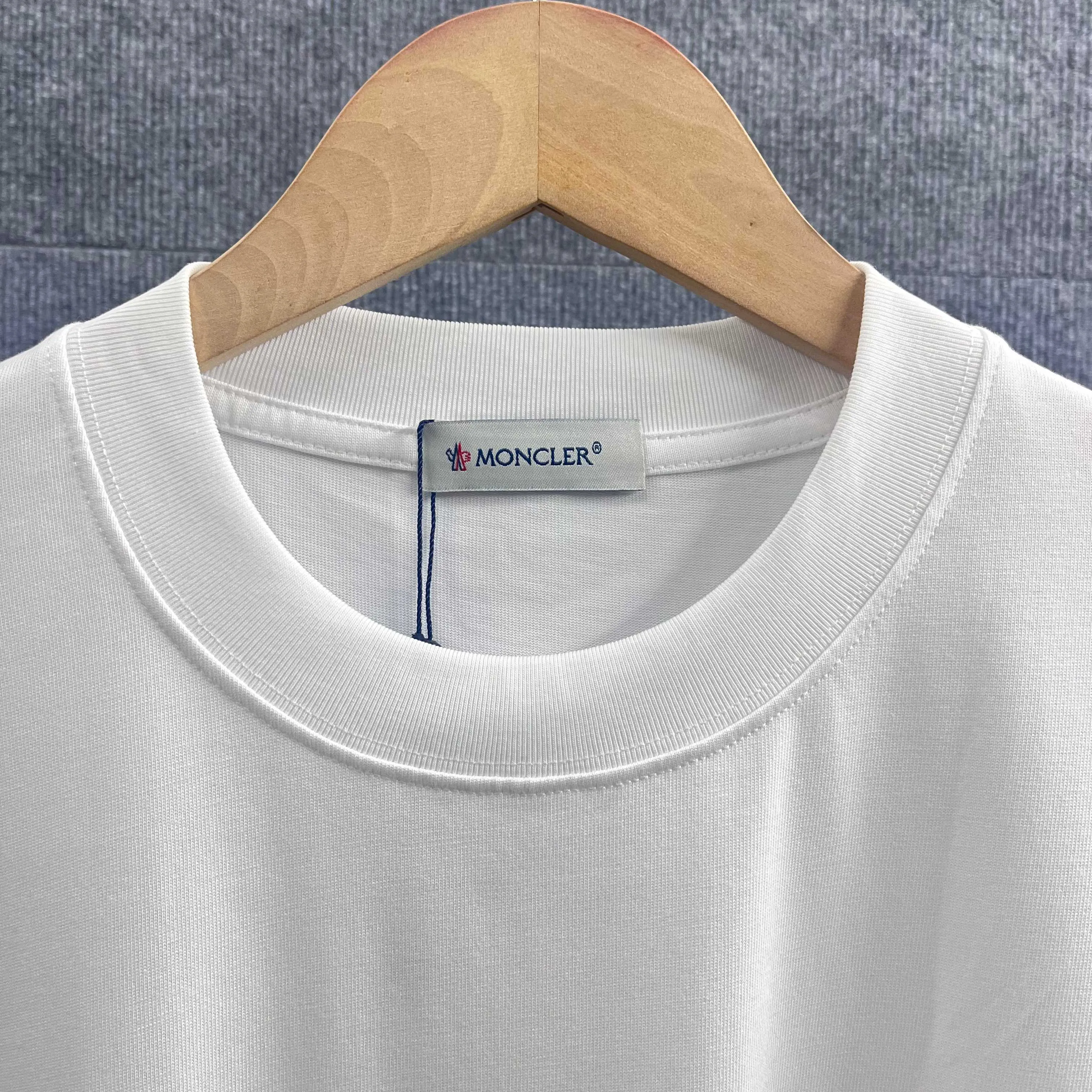 Mo* * 2026 New Arrival Classic logo T Same Style ：Black White Size： S （90-130 ） M （120-150 ） L （140-165 ） XL （160-180 ） XXL （180-210 ）